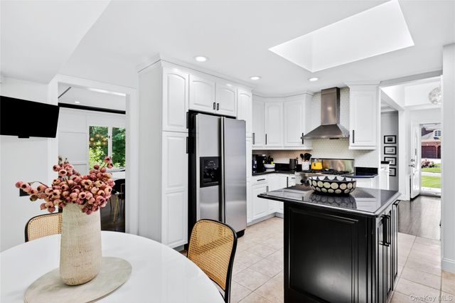 16 Cherrywood Lane, Port Washington, NY 11050