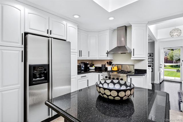 16 Cherrywood Lane, Port Washington, NY 11050