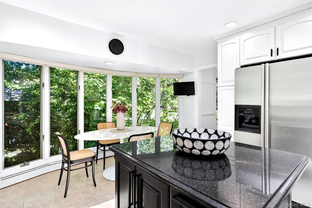 16 Cherrywood Lane, Port Washington, NY 11050