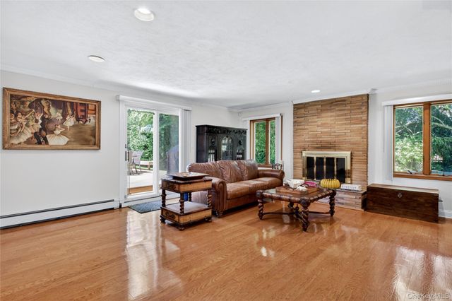16 Cherrywood Lane, Port Washington, NY 11050