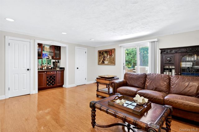 16 Cherrywood Lane, Port Washington, NY 11050
