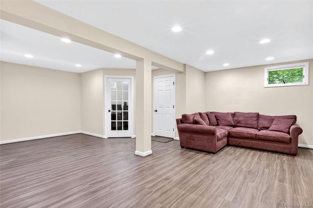 16 Cherrywood Lane, Port Washington, NY 11050