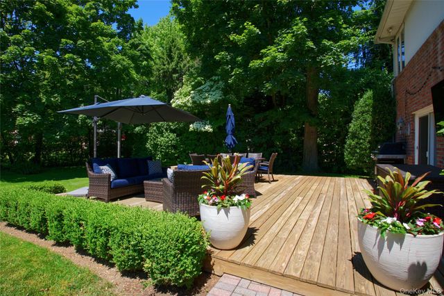 16 Cherrywood Lane, Port Washington, NY 11050