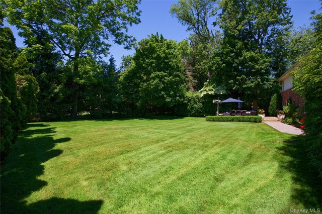 16 Cherrywood Lane, Port Washington, NY 11050