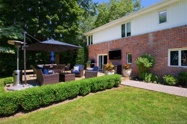 16 Cherrywood Lane, Port Washington, NY 11050