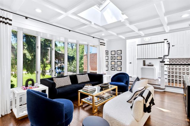 16 Cherrywood Lane, Port Washington, NY 11050