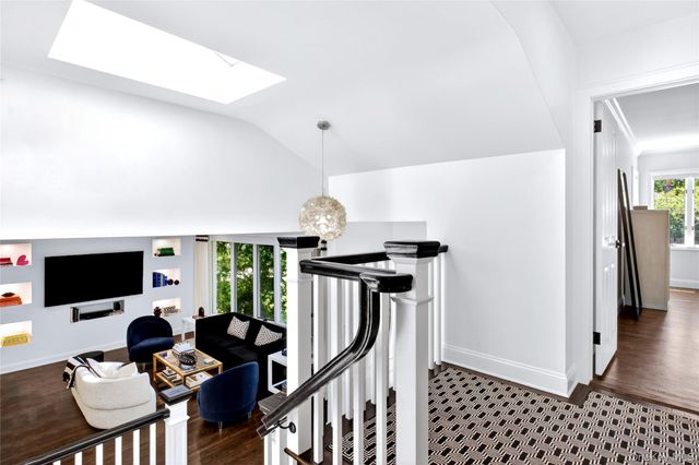16 Cherrywood Lane, Port Washington, NY 11050