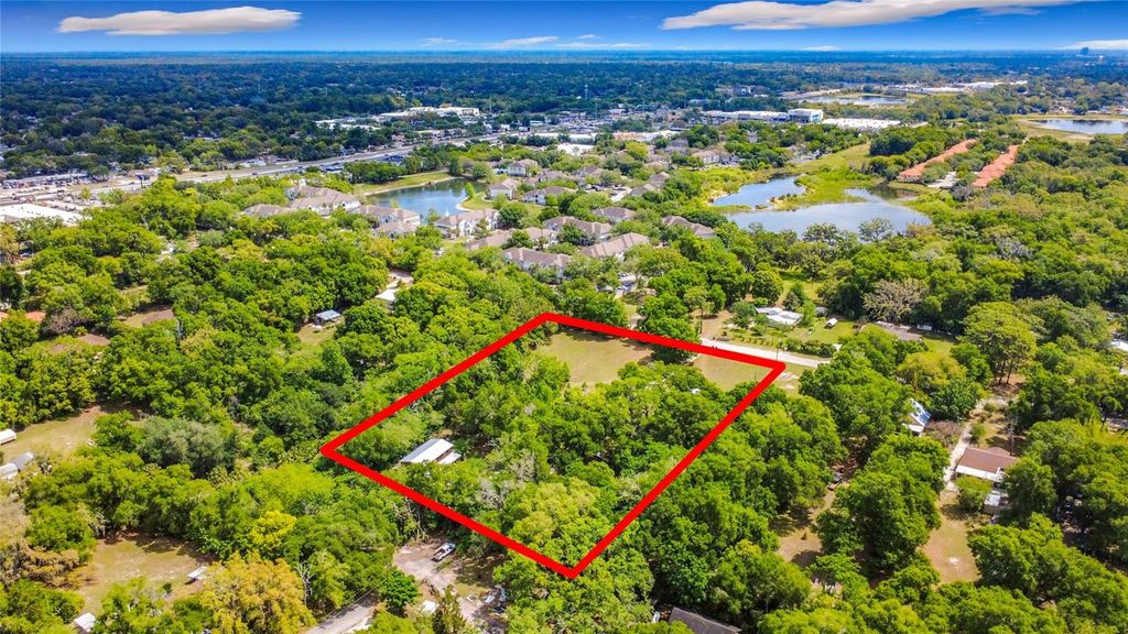 Image 2 of property listing at 806 S LAKE PLEASANT ROAD, Apopka, FL 32703