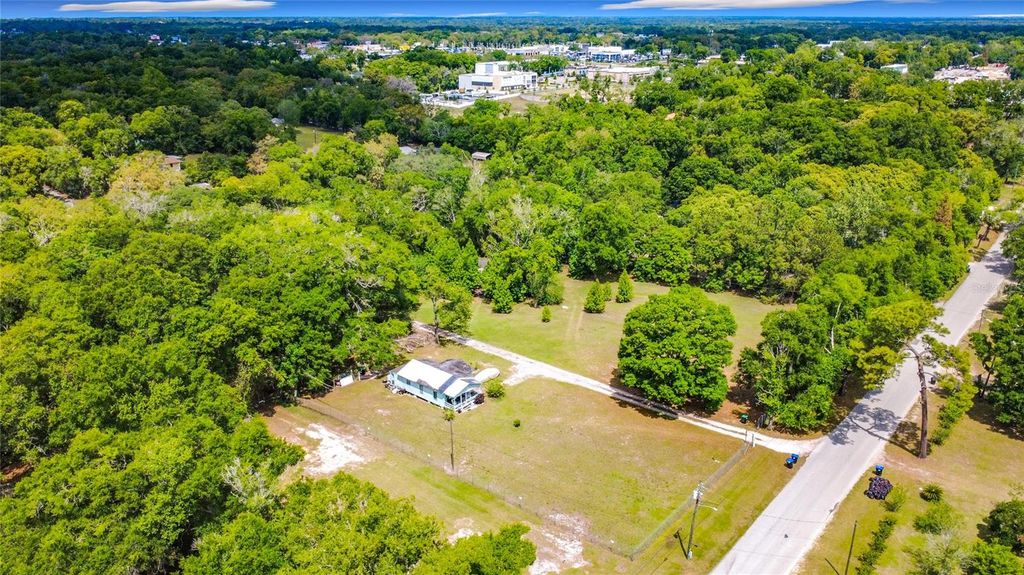 Image 11 of property listing at 806 S LAKE PLEASANT ROAD, Apopka, FL 32703