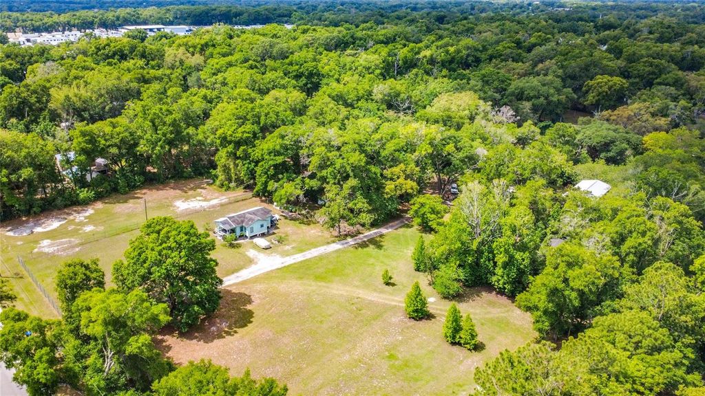 Image 12 of property listing at 806 S LAKE PLEASANT ROAD, Apopka, FL 32703