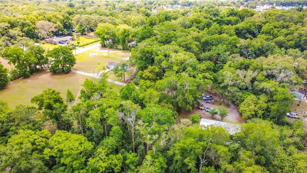 Image 14 of property listing at 806 S LAKE PLEASANT ROAD, Apopka, FL 32703