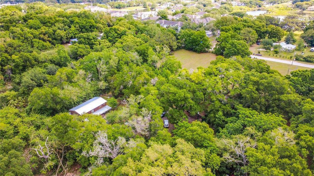 Image 15 of property listing at 806 S LAKE PLEASANT ROAD, Apopka, FL 32703