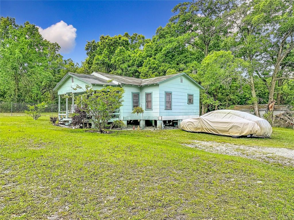Image 16 of property listing at 806 S LAKE PLEASANT ROAD, Apopka, FL 32703