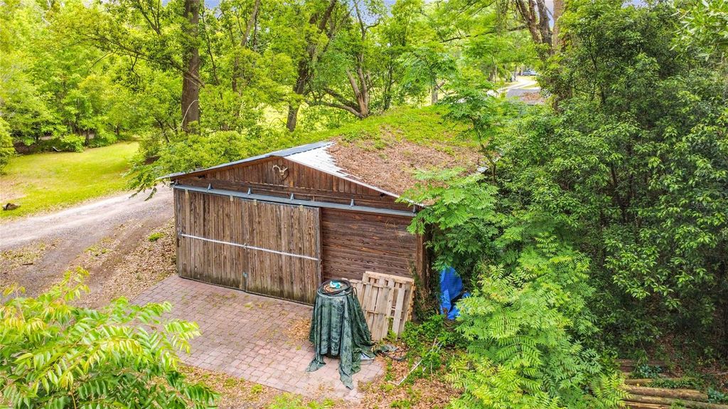 Image 18 of property listing at 806 S LAKE PLEASANT ROAD, Apopka, FL 32703