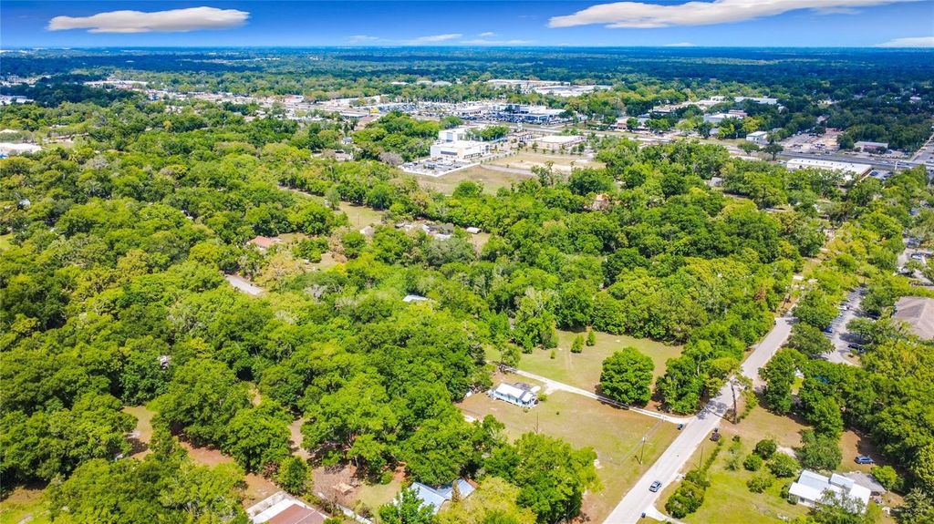 Image 4 of property listing at 806 S LAKE PLEASANT ROAD, Apopka, FL 32703