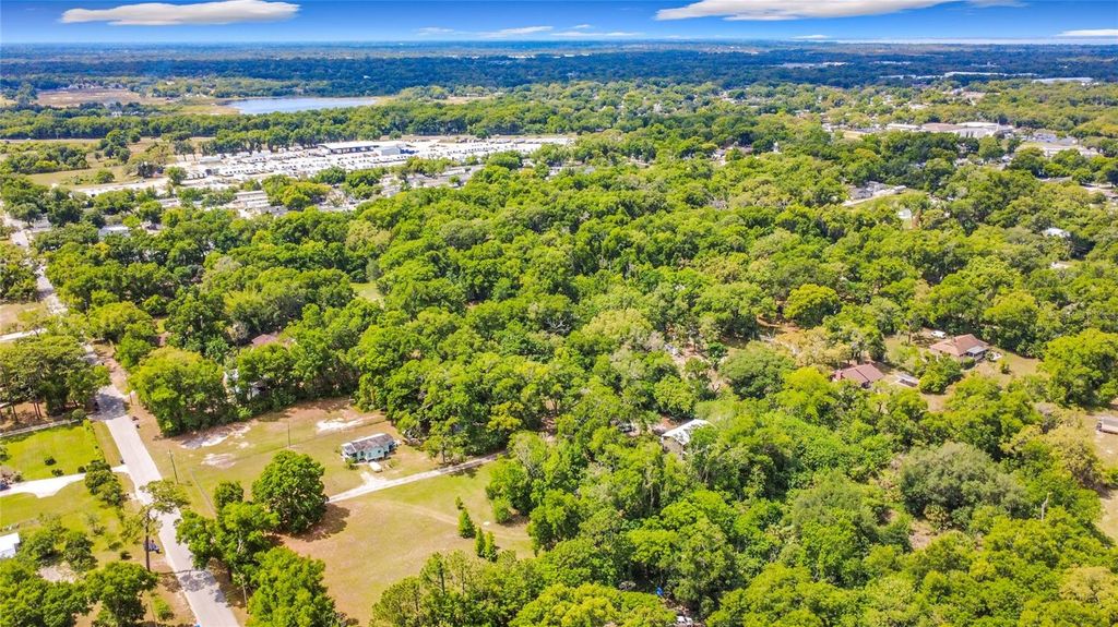 Image 6 of property listing at 806 S LAKE PLEASANT ROAD, Apopka, FL 32703