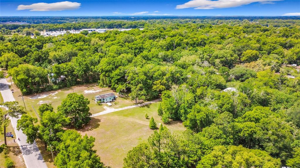 Image 7 of property listing at 806 S LAKE PLEASANT ROAD, Apopka, FL 32703