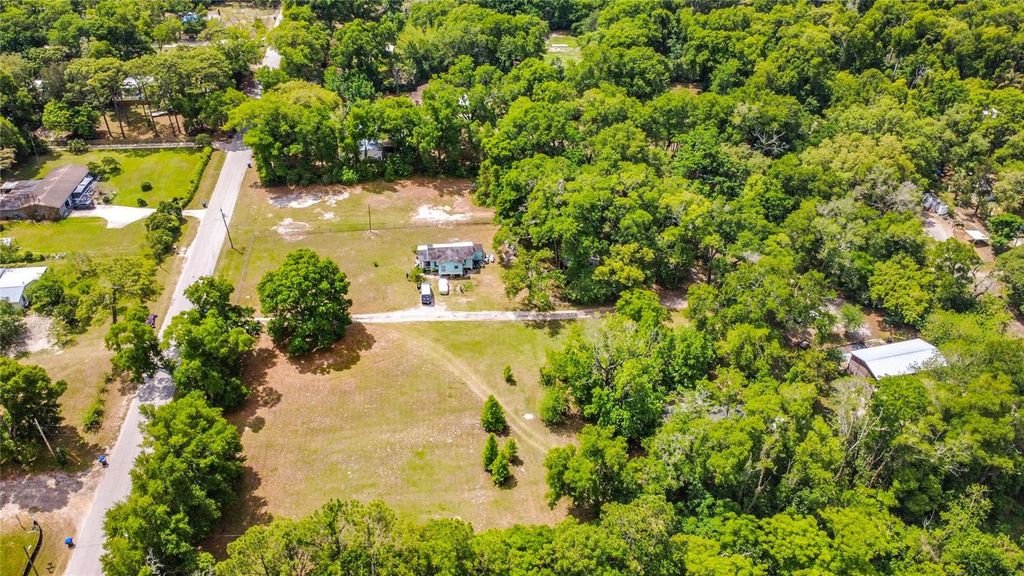 Image 8 of property listing at 806 S LAKE PLEASANT ROAD, Apopka, FL 32703