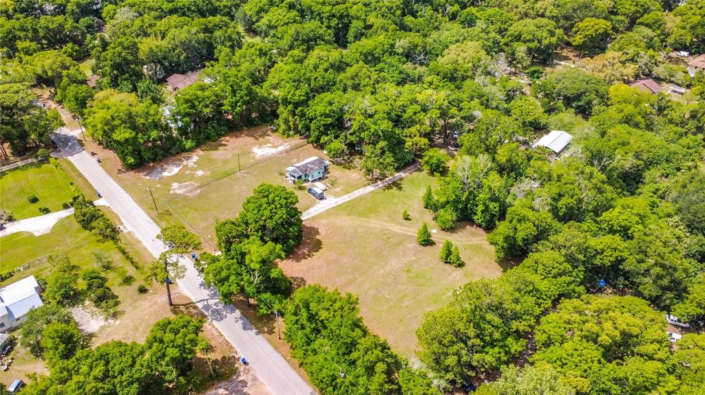 Image 9 of property listing at 806 S LAKE PLEASANT ROAD, Apopka, FL 32703