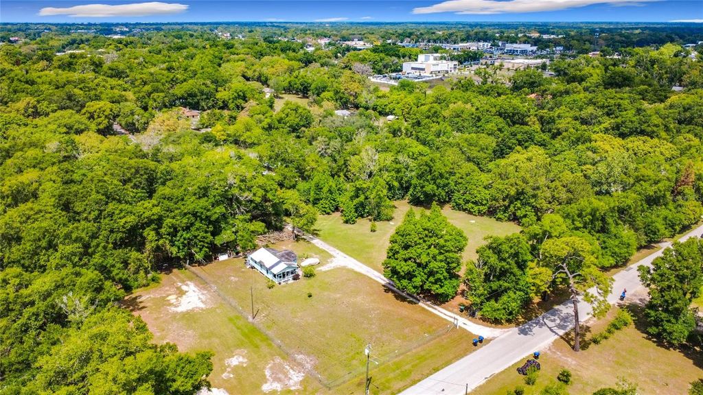 Image 10 of property listing at 806 S LAKE PLEASANT ROAD, Apopka, FL 32703