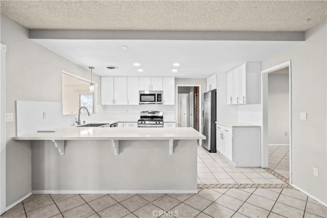 13755 Mohawk Rd, Apple Valley, CA 92307
