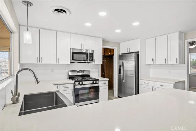 13755 Mohawk Rd, Apple Valley, CA 92307