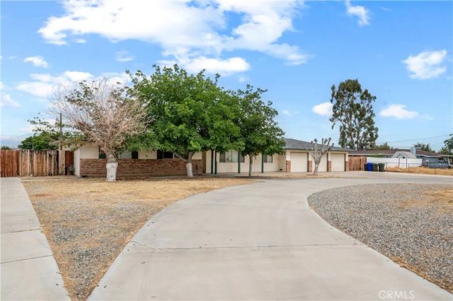 13755 Mohawk Rd, Apple Valley, CA 92307