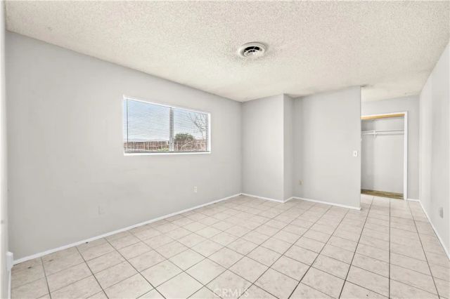 13755 Mohawk Rd, Apple Valley, CA 92307