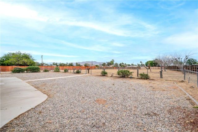 13755 Mohawk Rd, Apple Valley, CA 92307