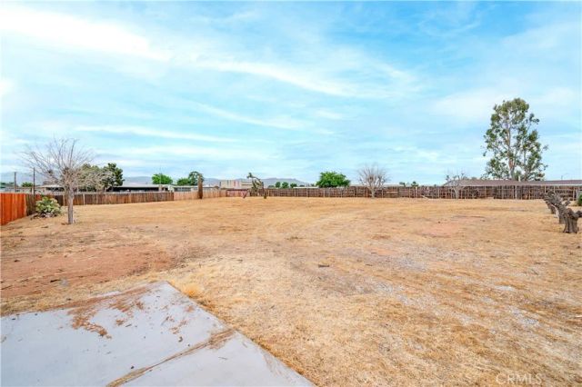 13755 Mohawk Rd, Apple Valley, CA 92307