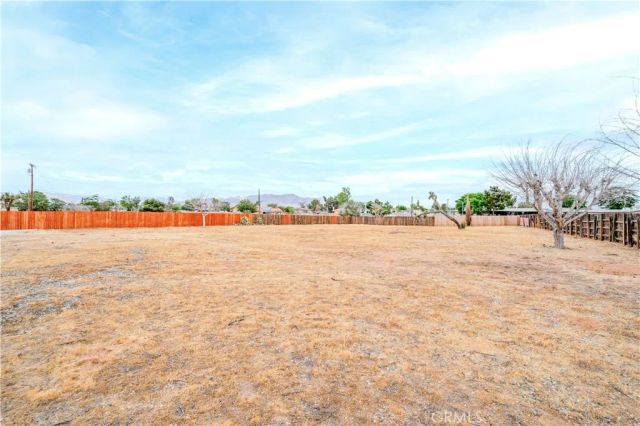 13755 Mohawk Rd, Apple Valley, CA 92307