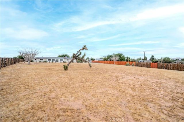 13755 Mohawk Rd, Apple Valley, CA 92307