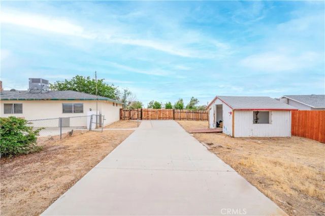13755 Mohawk Rd, Apple Valley, CA 92307