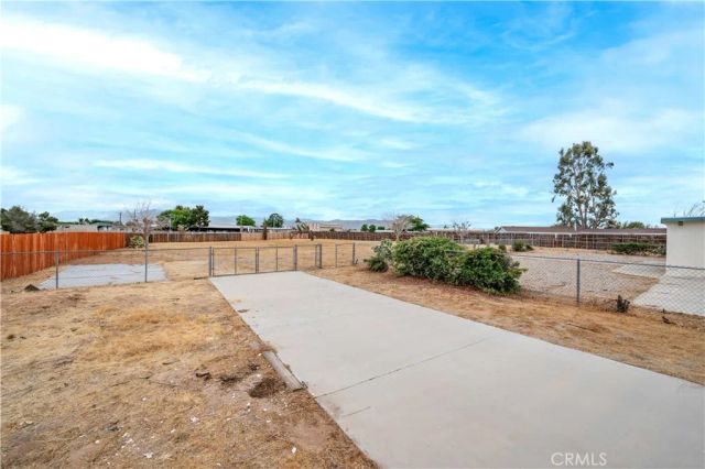 13755 Mohawk Rd, Apple Valley, CA 92307