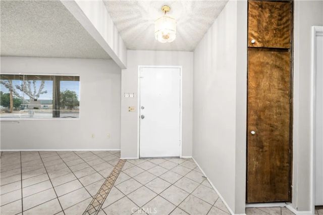 13755 Mohawk Rd, Apple Valley, CA 92307