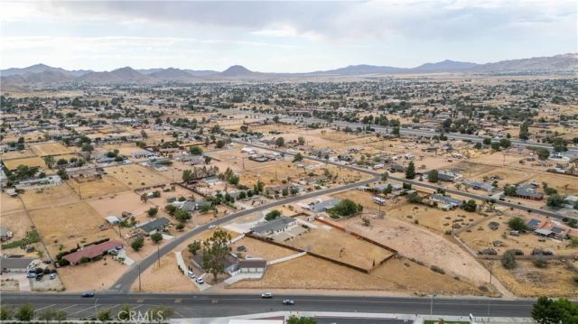 13755 Mohawk Rd, Apple Valley, CA 92307