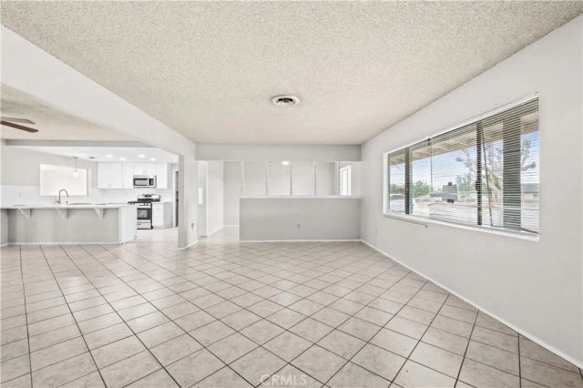 13755 Mohawk Rd, Apple Valley, CA 92307