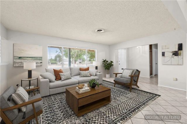 13755 Mohawk Rd, Apple Valley, CA 92307