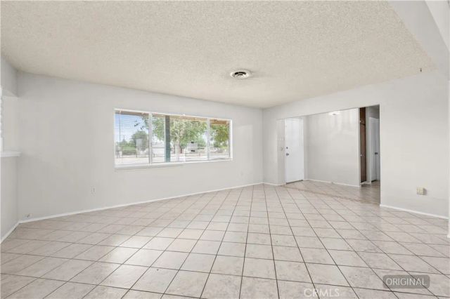 13755 Mohawk Rd, Apple Valley, CA 92307