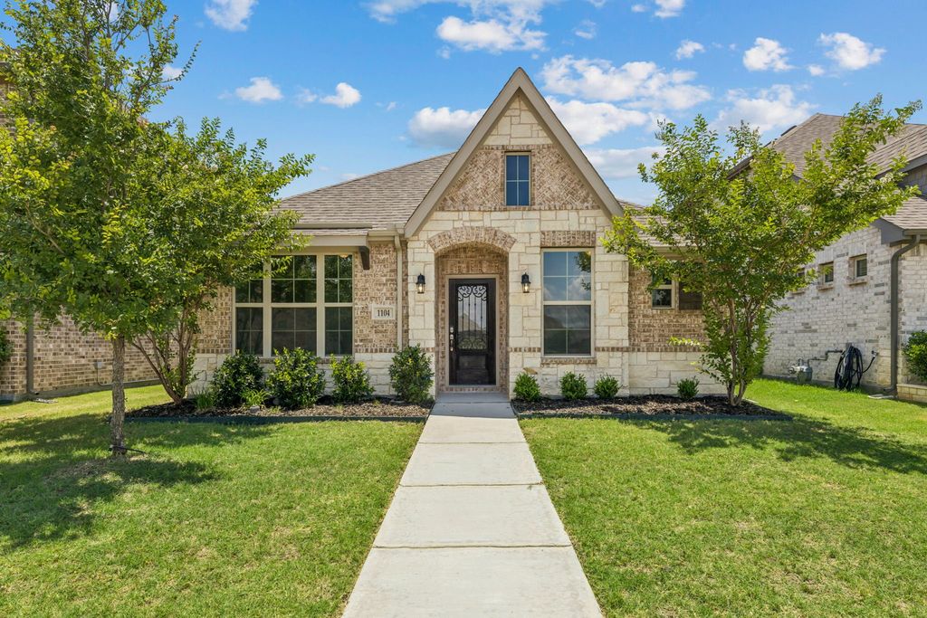 1104 Milfoil Drive, Justin, TX 76247
