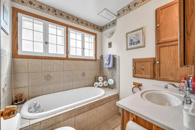 415 College AVENUE, Waukesha, WI 53186