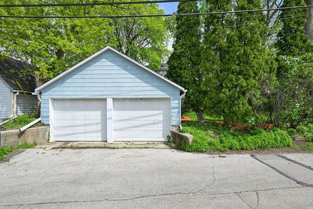 415 College AVENUE, Waukesha, WI 53186