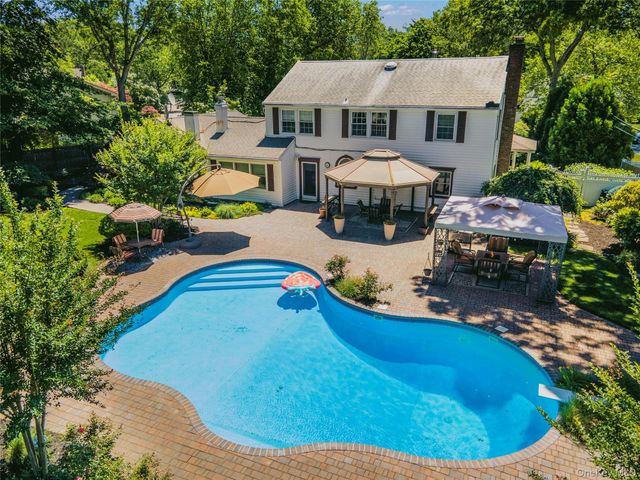 32 Westmoylan Lane, Coram, NY 11727