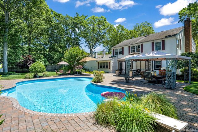 32 Westmoylan Lane, Coram, NY 11727