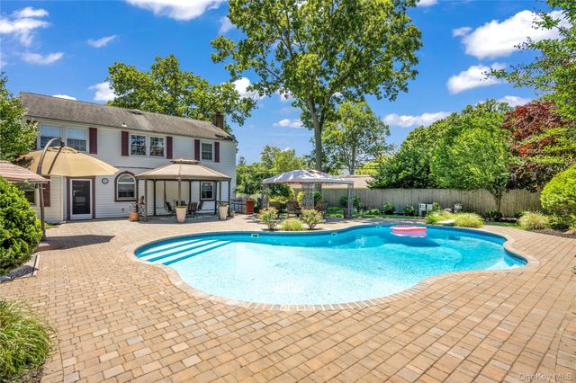 32 Westmoylan Lane, Coram, NY 11727