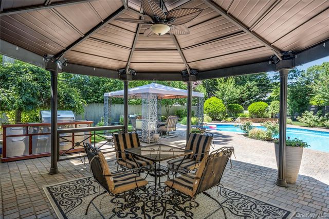 32 Westmoylan Lane, Coram, NY 11727