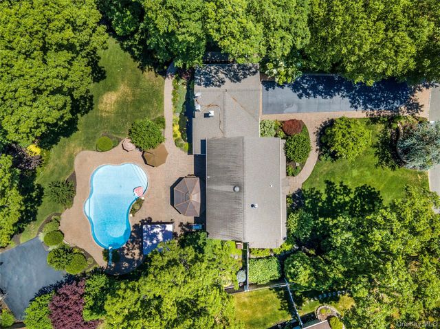 32 Westmoylan Lane, Coram, NY 11727