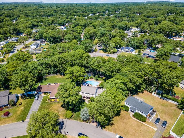32 Westmoylan Lane, Coram, NY 11727