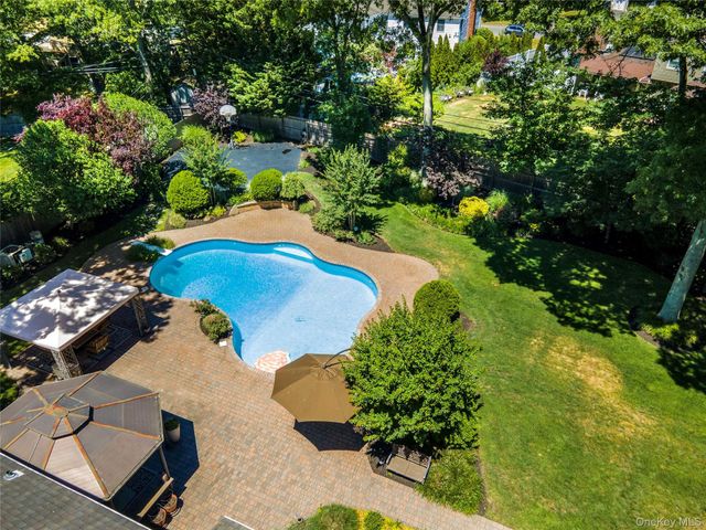 32 Westmoylan Lane, Coram, NY 11727