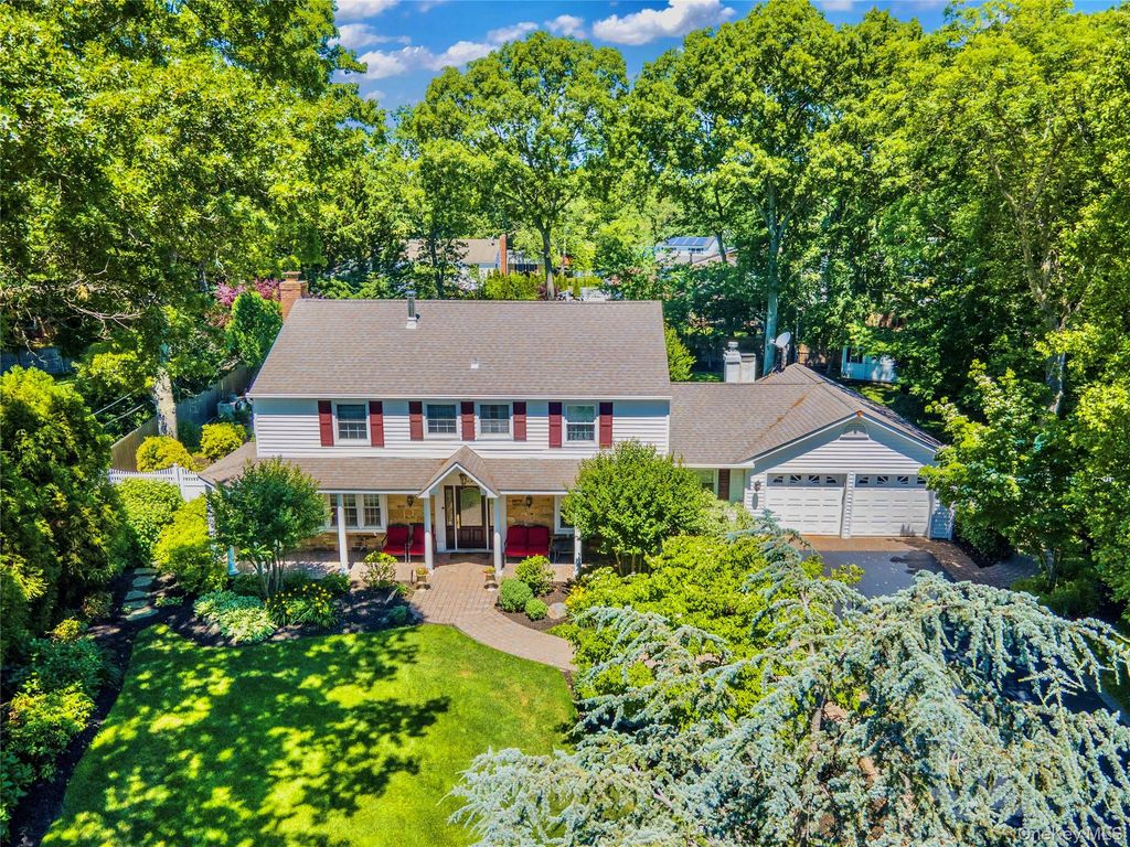 32 Westmoylan Lane, Coram, NY 11727